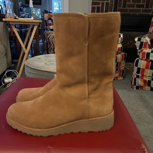 Almost like new!! UGG Amie Chestnut Boots-Women’s Size 9.5